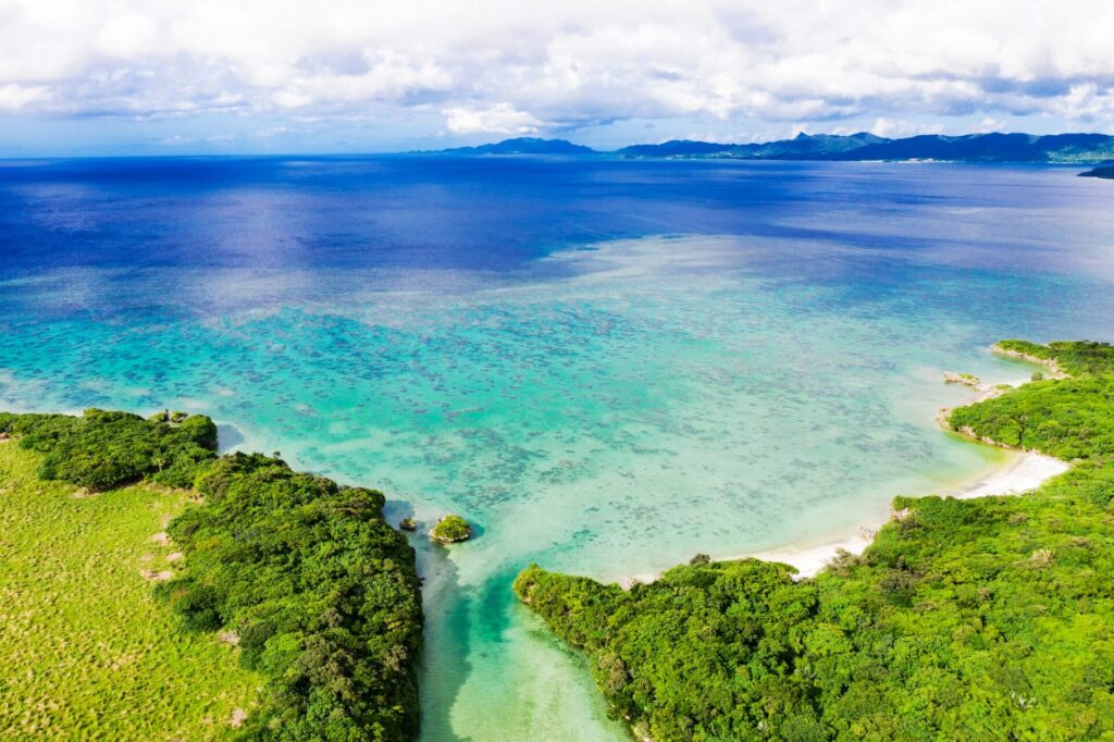 石垣島の片平湾の青とエメラルドグリーンの綺麗な海