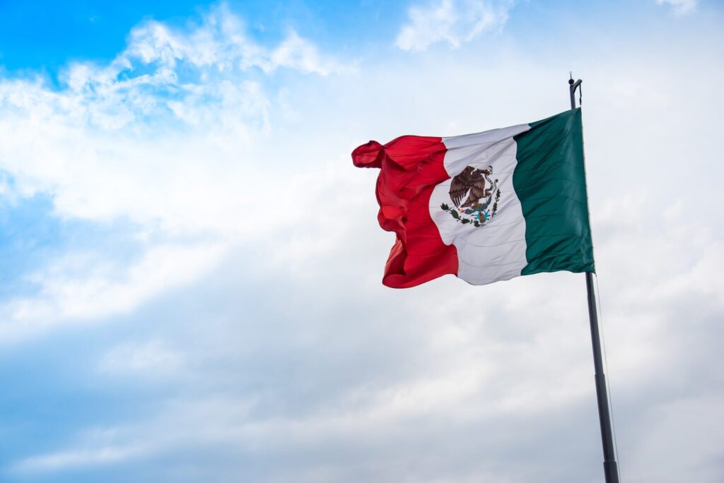 メキシコ　メキシコシティ のソカロにある国旗
