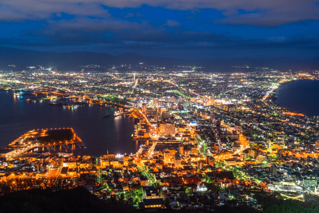 夜: 函館山からの絶景夜景と湯の川温泉でリラックス
