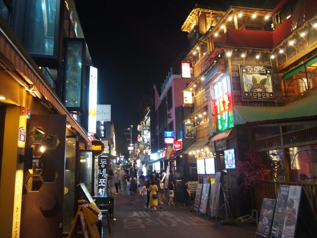 ソウル観光でいきたい梨泰院の夜の街並み