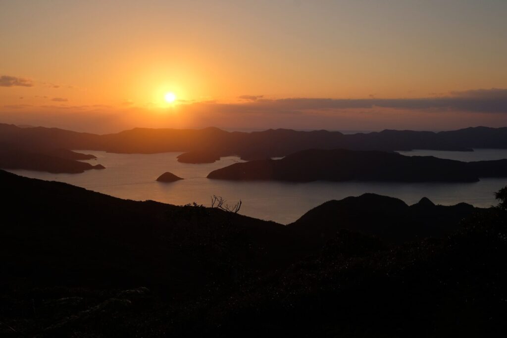 奄美の島々に沈む夕日