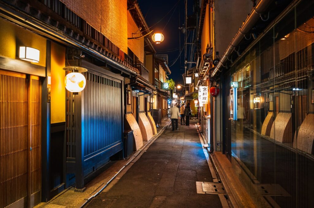 夜の京都祇園先斗町を歩く人 