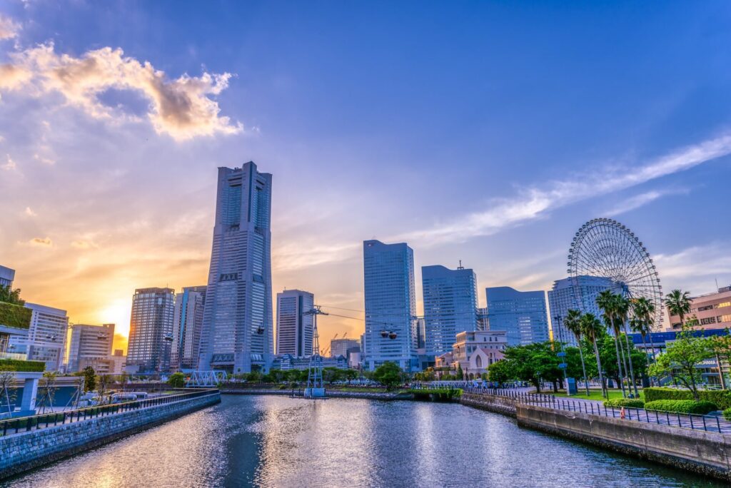  横浜みなとみらいの都市風景　夕日とロープウェイ