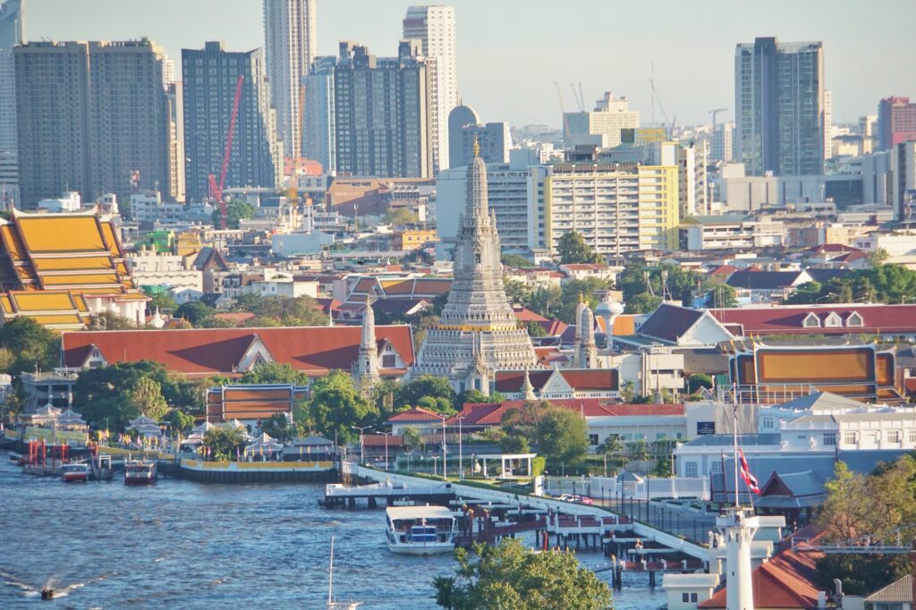 タイのバンコクにあるワット・アルンとチャオプラヤ川の街の様子