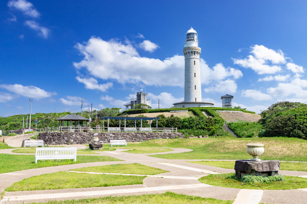 午前: 白亜の灯台がたたずむ憩いの場/角島灯台公園