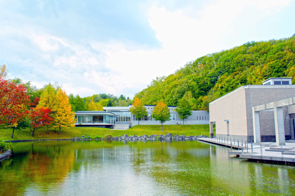 秋の札幌芸術の森美術館と紅葉の始まった木々