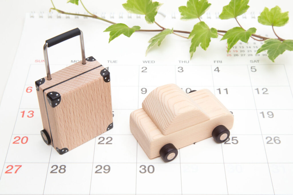 車とスーツケース(カレンダー背景) 