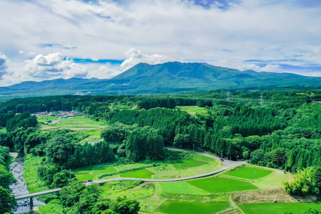広々とした快晴の那須岳と那須高原、美しい新緑の那須高原、リゾート地の那須塩原