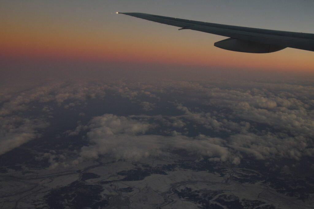 夕焼け空の中、東北上空を飛ぶ飛行機