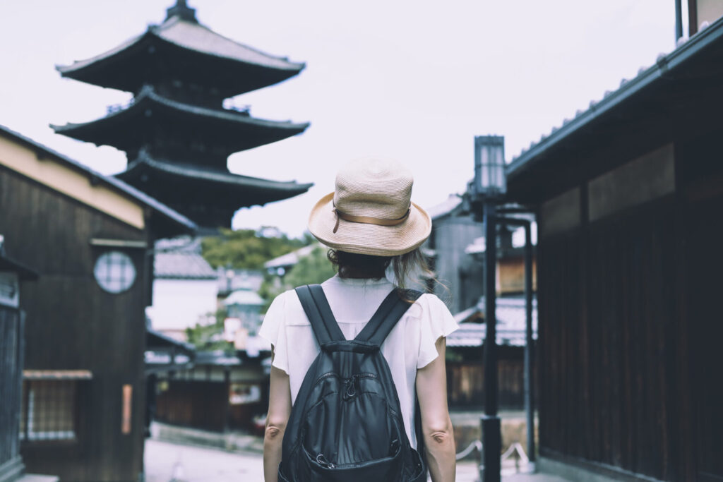 京都を観光する女性
