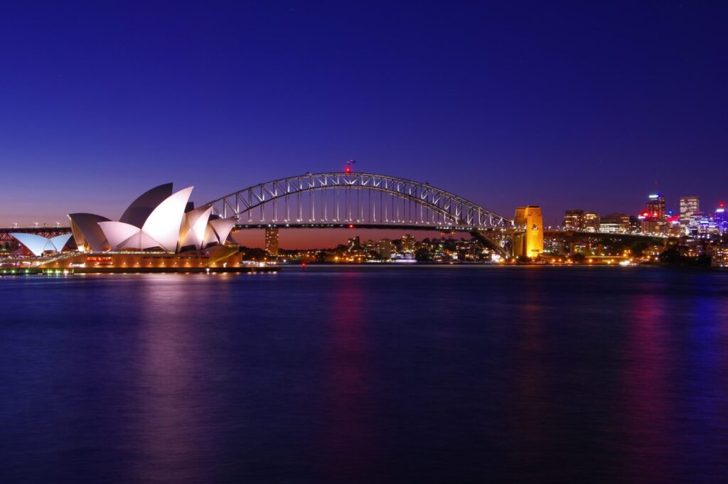 シドニーのオペラハウスとハーバーブリッジの夕暮れ