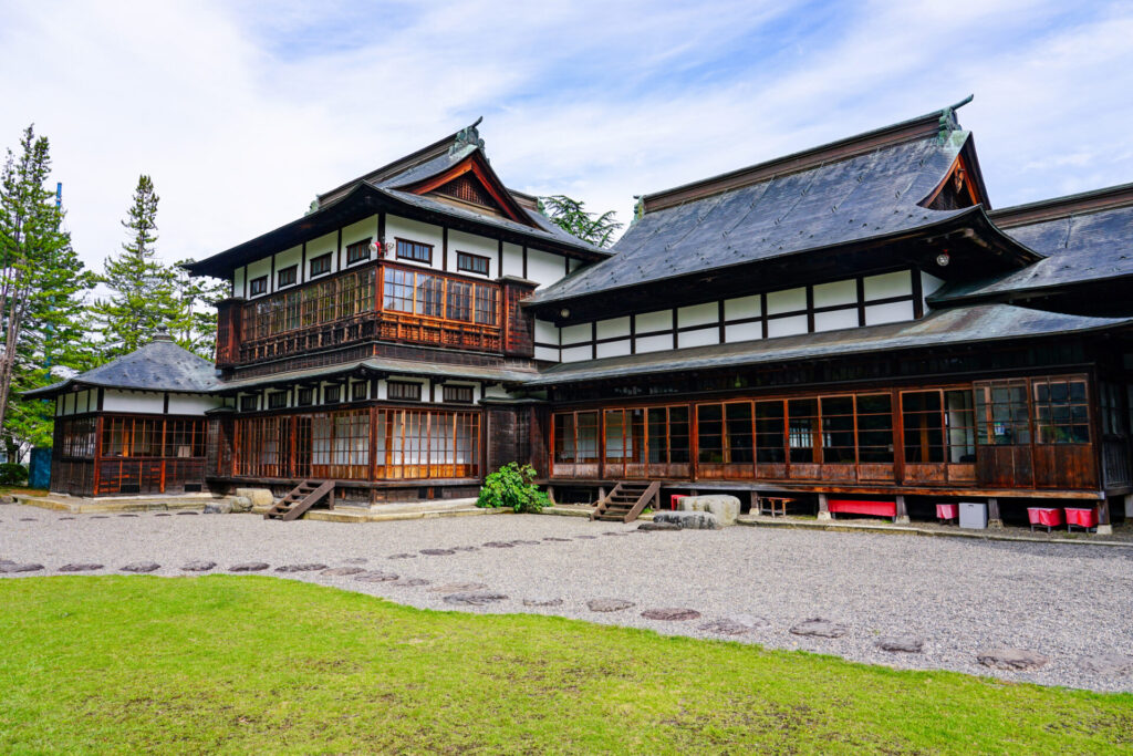 夕方: 上杉記念館 庭園(上杉伯爵邸 庭園)