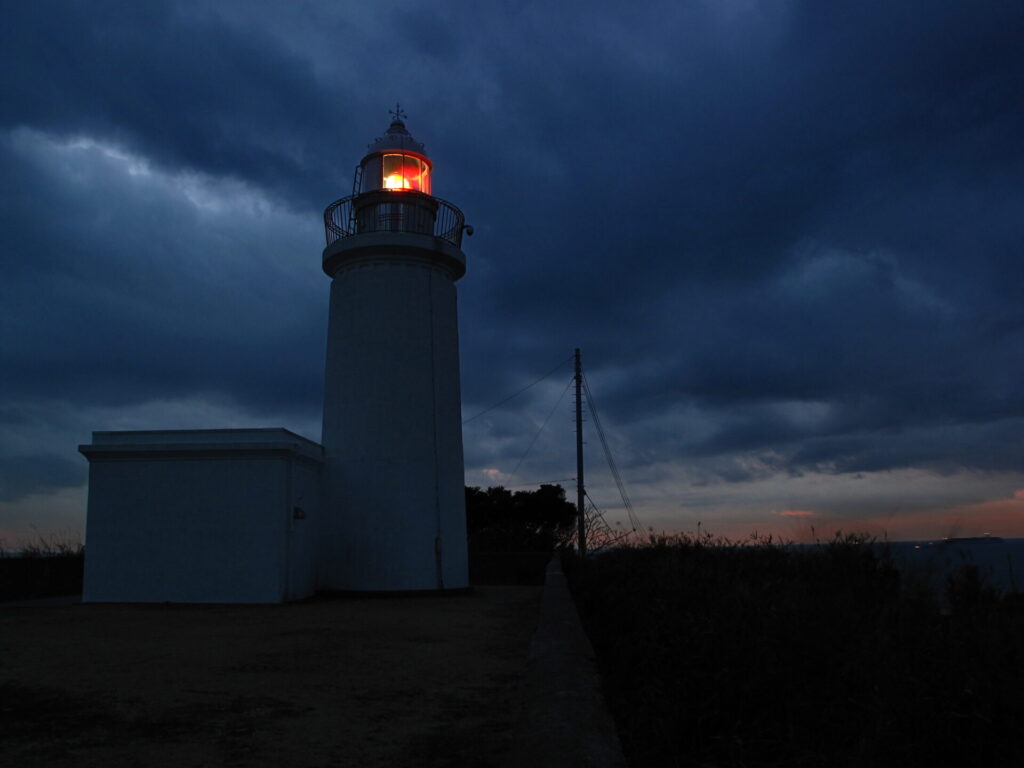 洲崎灯台の光