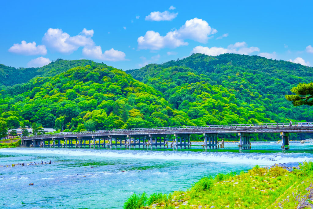 緑が美しい嵐山の渡月橋