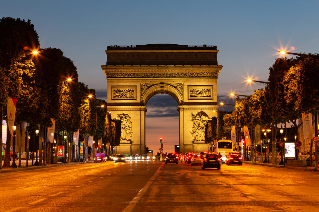 夕暮れ時のトワイライトに浮かぶパリの凱旋門