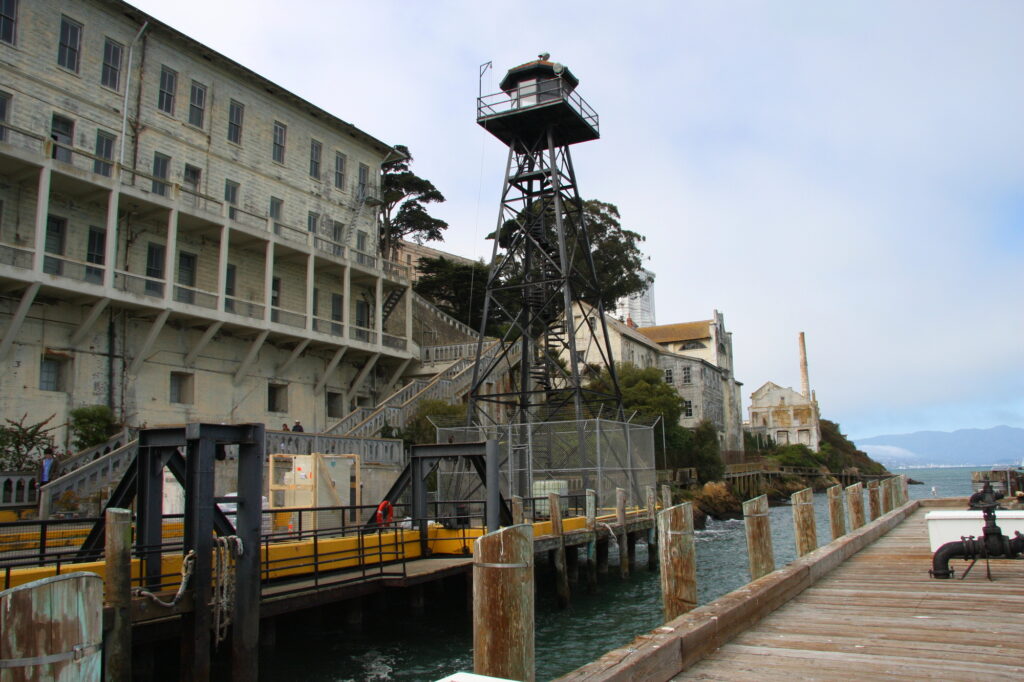 サンフランシスコのアルカトラズ島、フェリー桟橋と、監視塔
