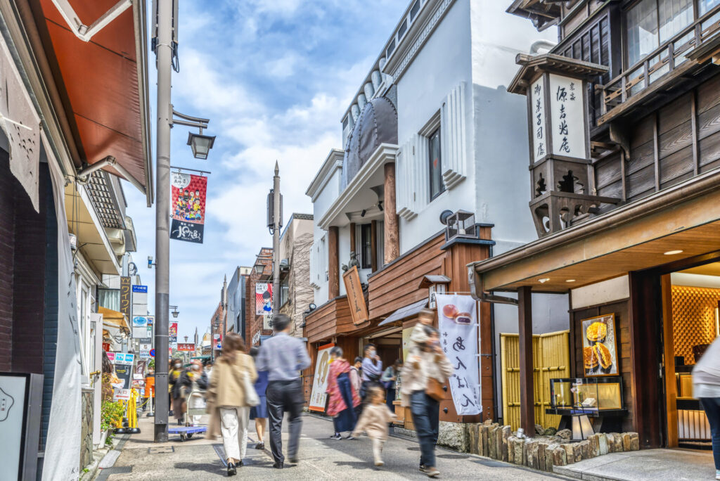 鎌倉駅周辺の観光客で賑わう小町通り