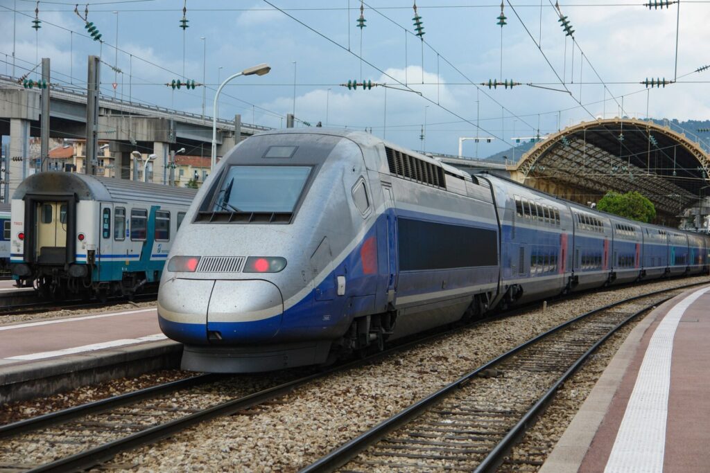 パリ・モンパルナス駅に停車中のフランス高速列車（TGV)