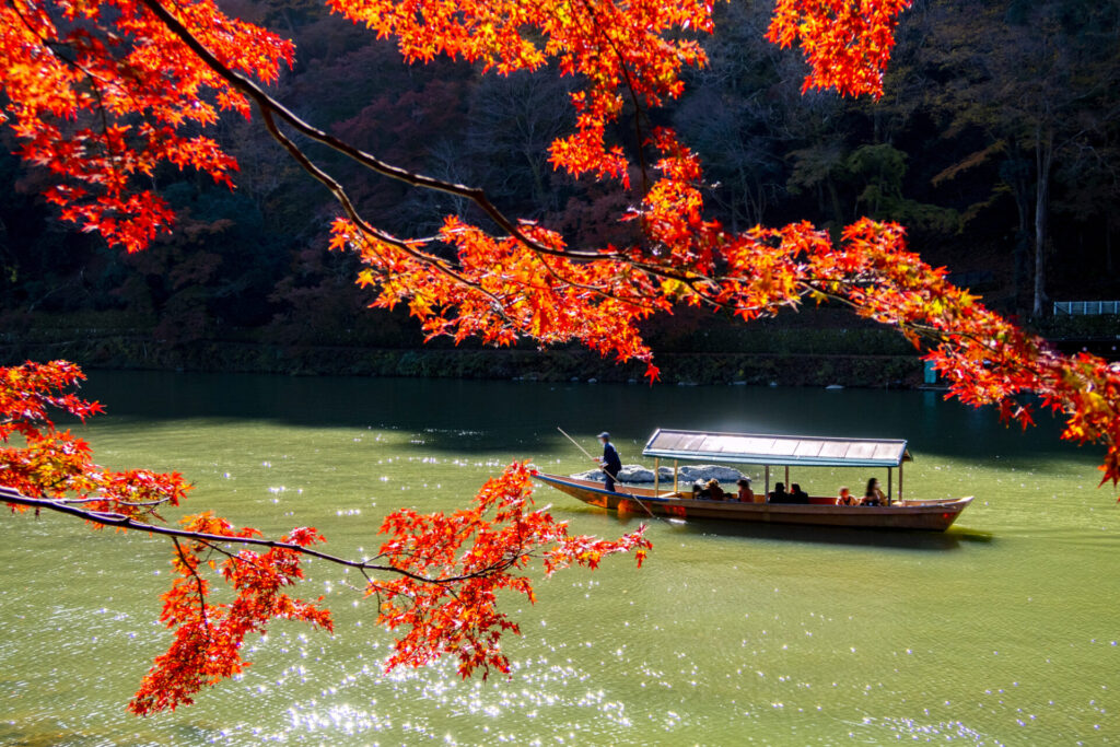 嵐山の紅葉と小舟