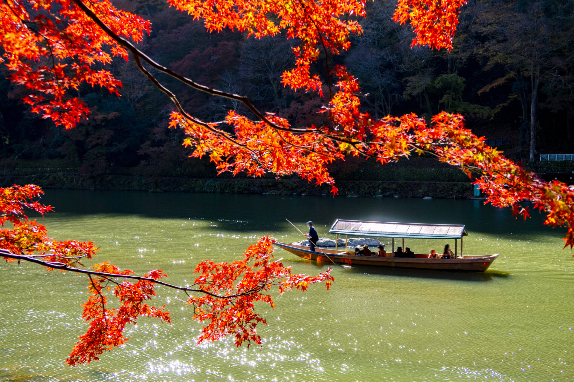 紅葉時期の嵐山観光を屋形船で楽しむ