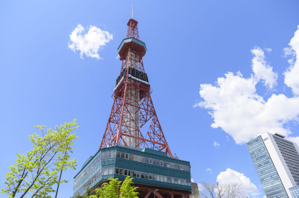 札幌のランドマークさっぽろテレビ塔は観光客に大人気