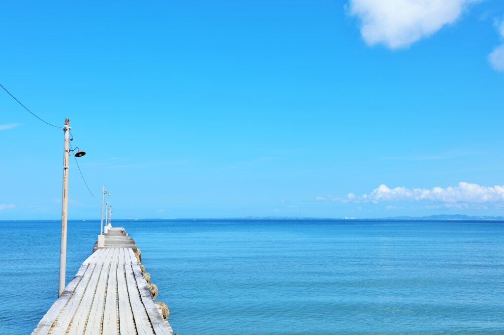 青空の海と岡本桟橋
