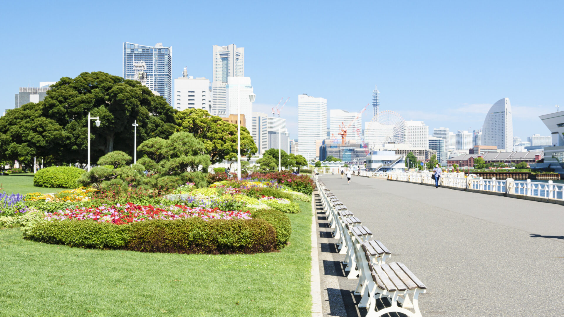 横浜 モデル コース 半日山下公園に咲く花壇の花と遊歩道