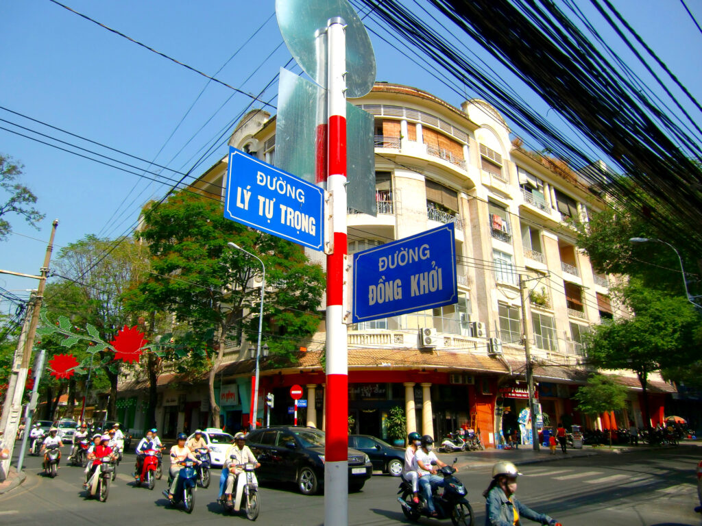ベトナム・ホーチミン・ドンコイ通りを行き交うバイクと車