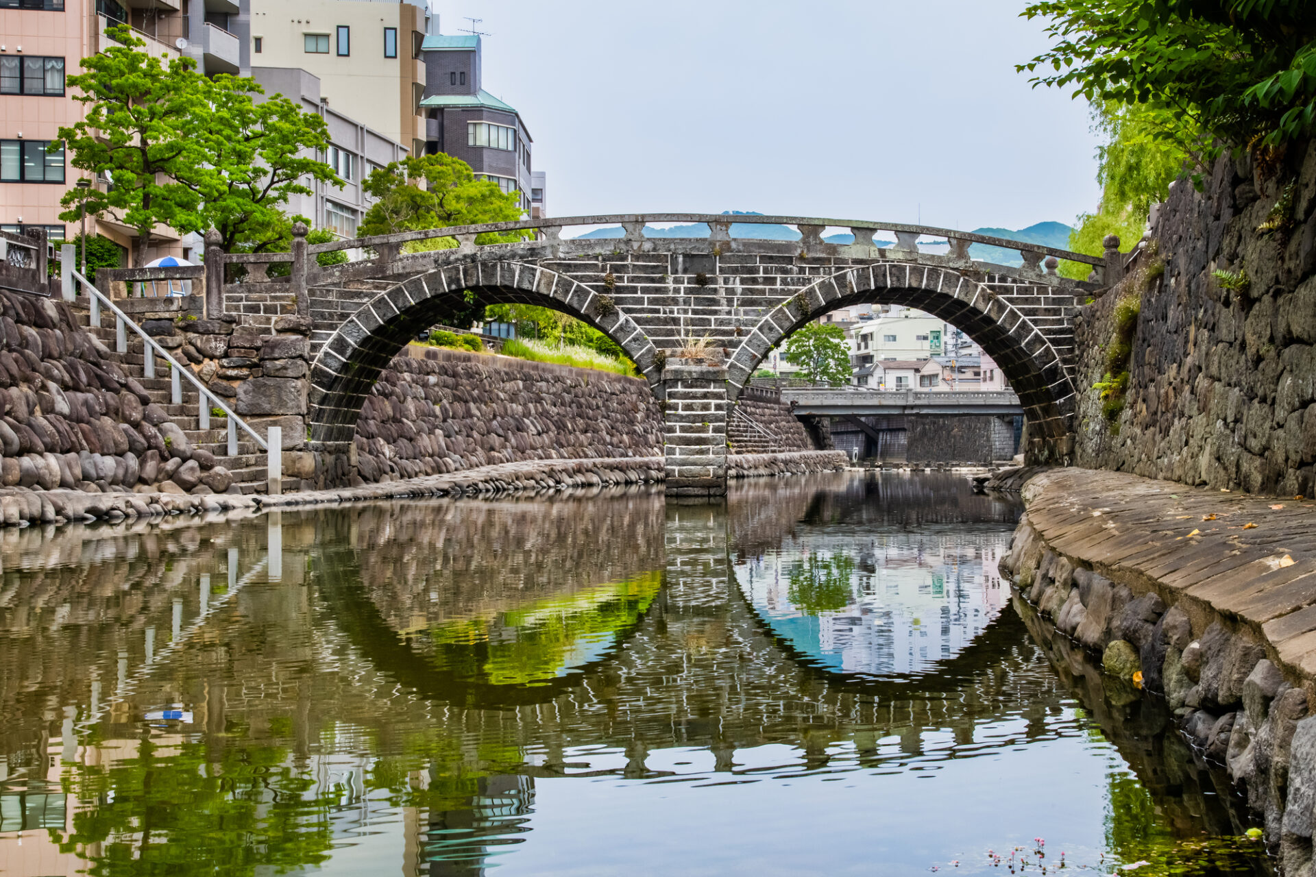 歴史を感じさせる長崎市内にある眼鏡橋の画像