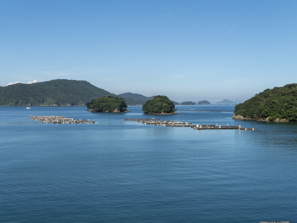 青い空と海が広がる鳥羽港の風景