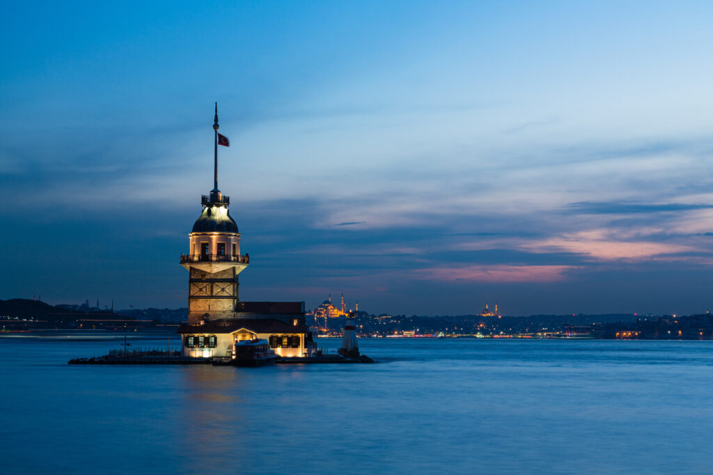 トルコ　イスタンブールの夜のボスポラス海峡