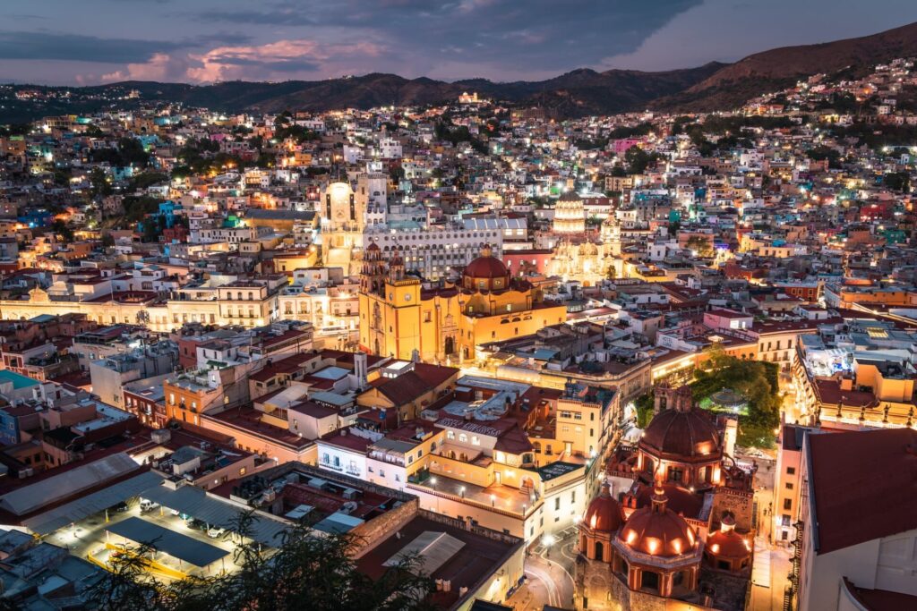 展望台から見たメキシコの都市グアナファトの夜景
