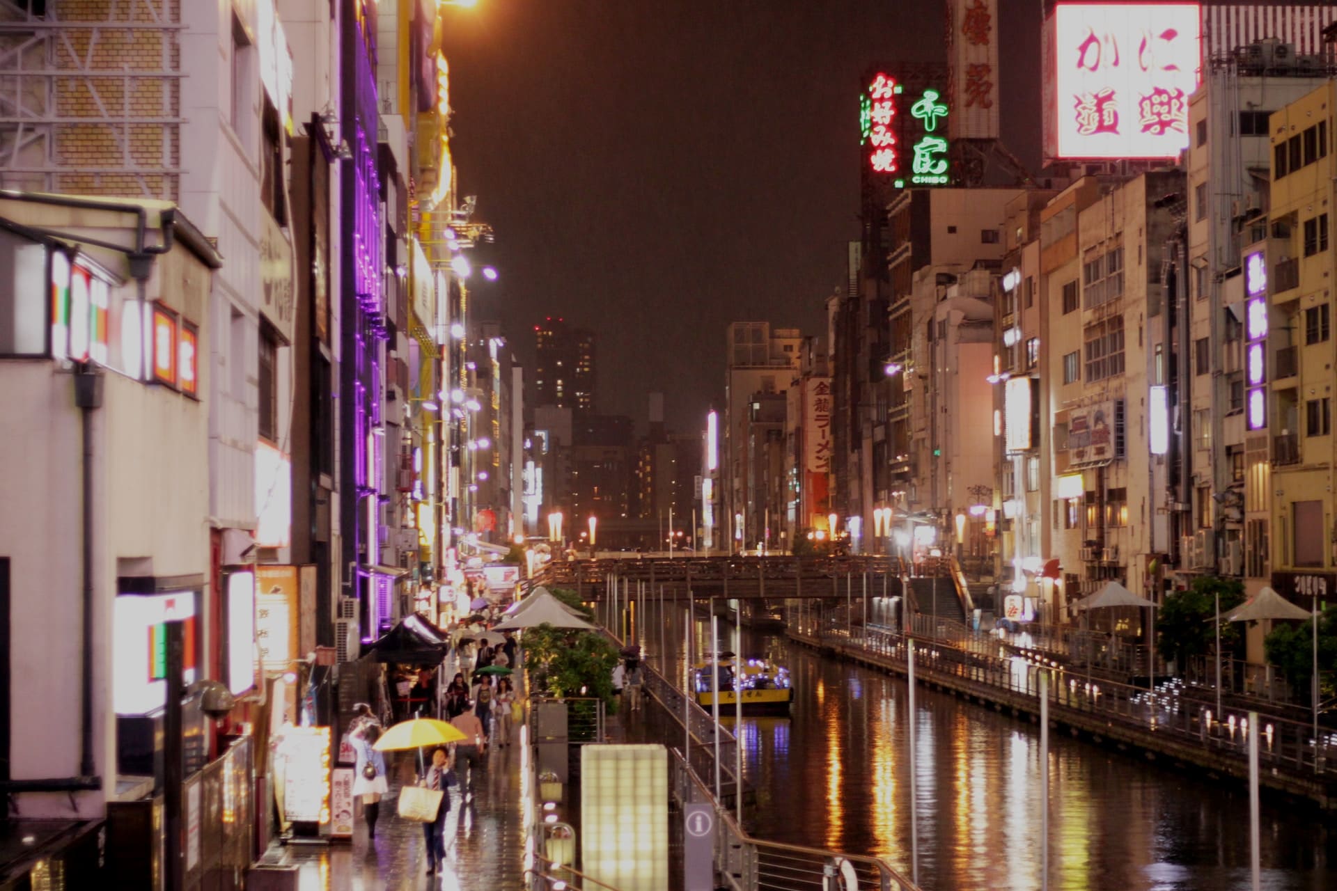 大阪の雨の風景