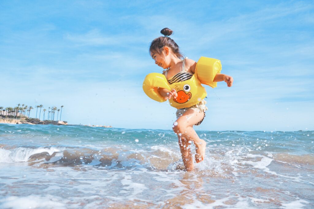 白浜で海水浴を楽しむ子ども