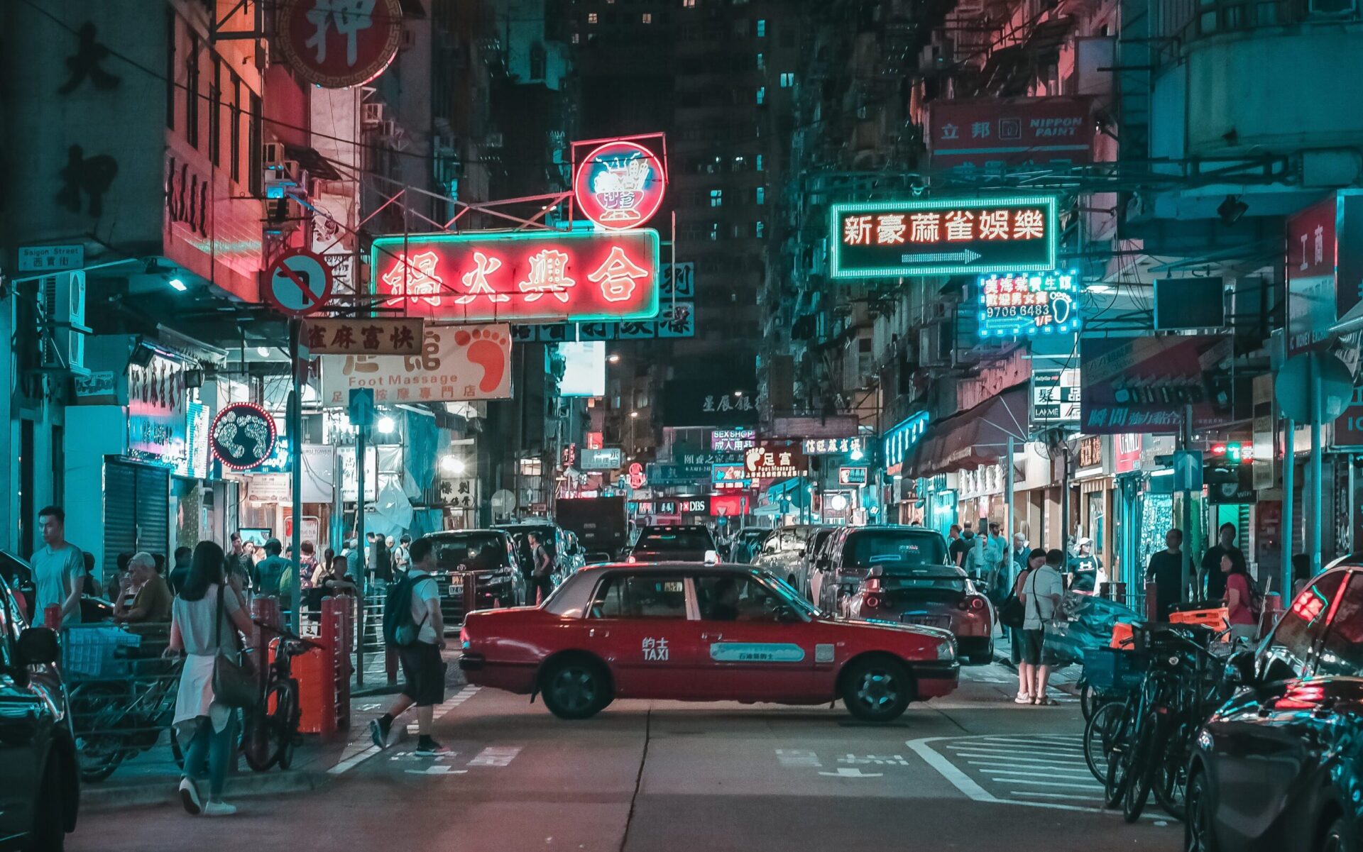 香港の夜の街並み