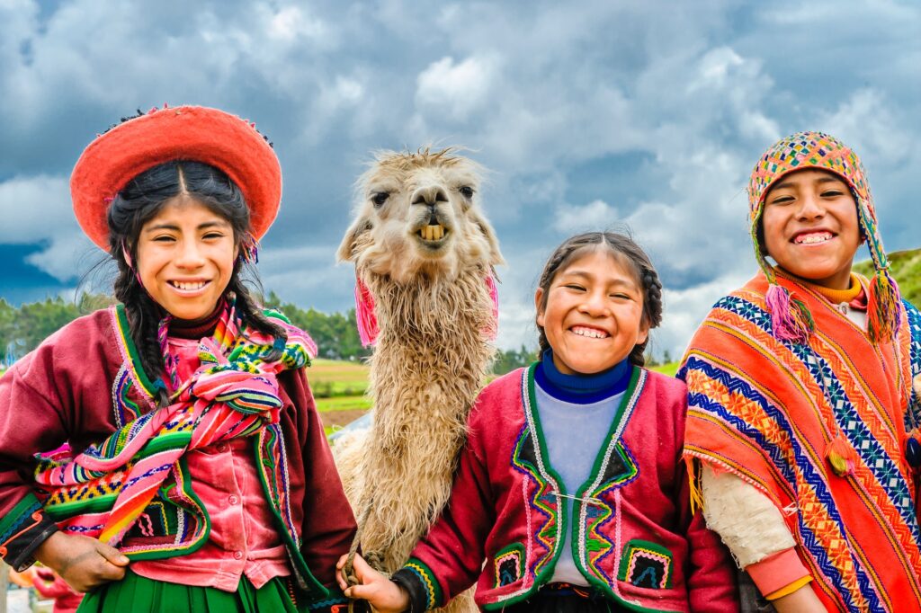 笑顔のペルー人とリャマ