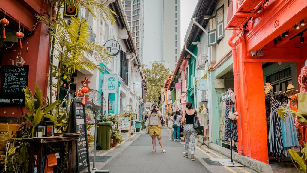 シンガポールの街で写真撮影する女性