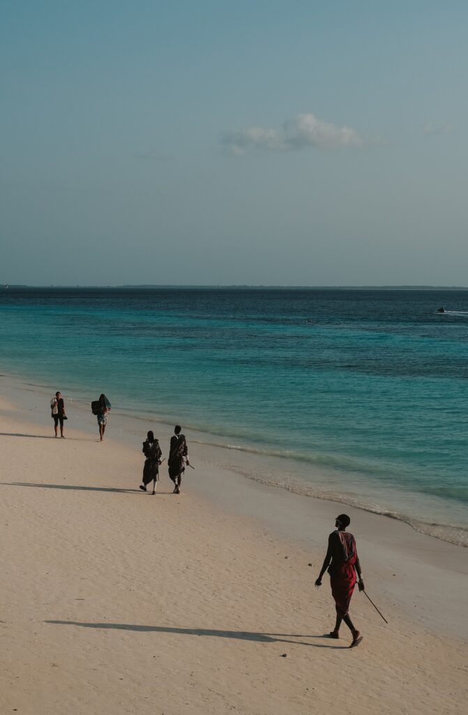 Nungwi Beachを歩く人々