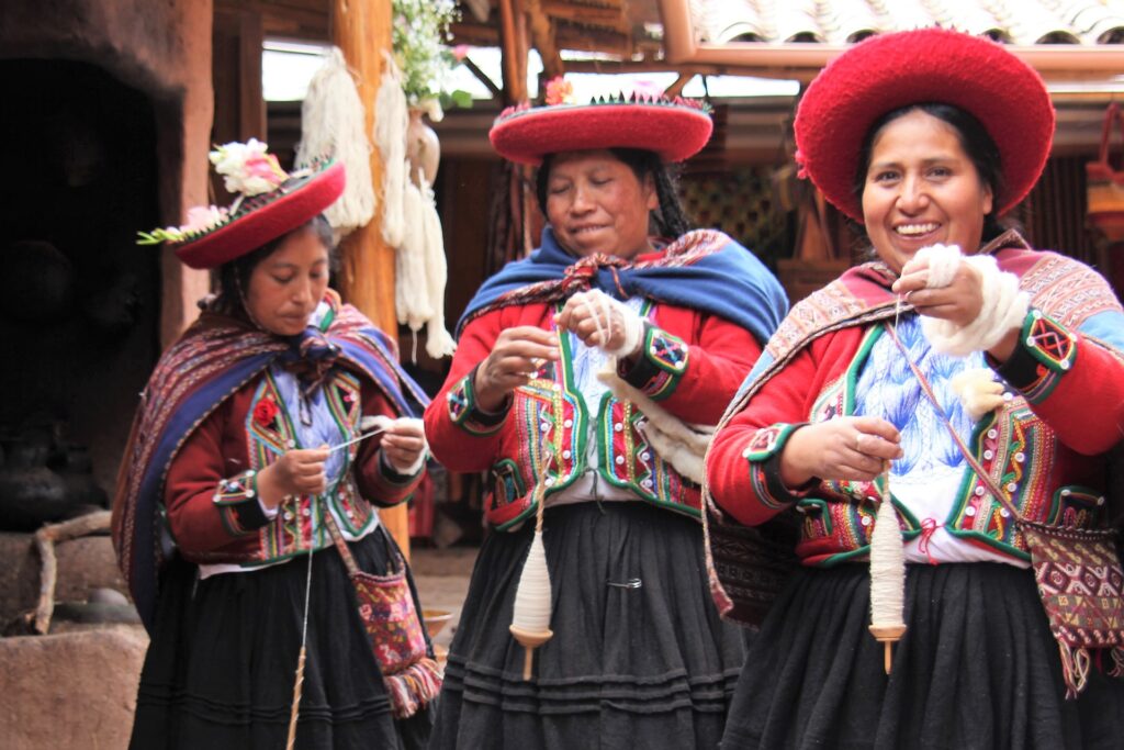 民族衣装を着たペルーの女性