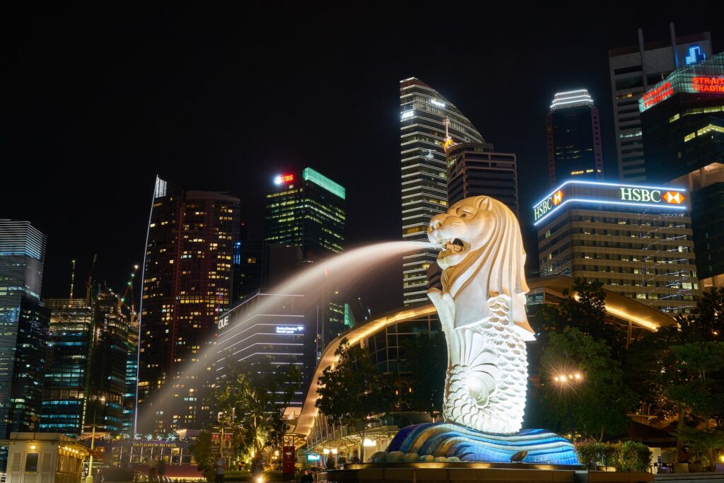 シンガポールの夜景とマーライオン