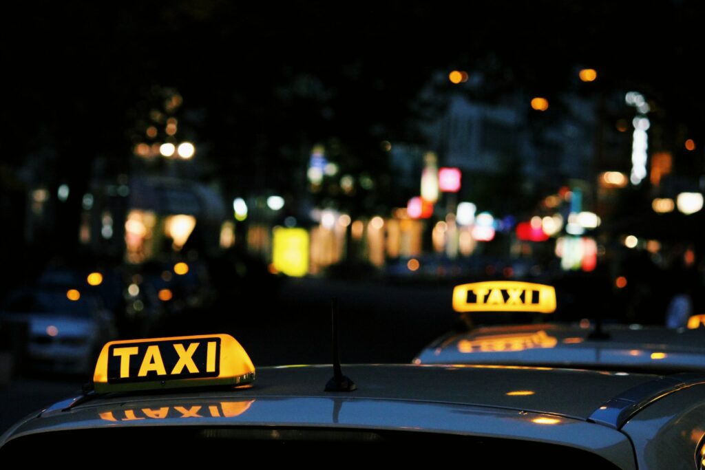 夜に明かりを照らすタクシー