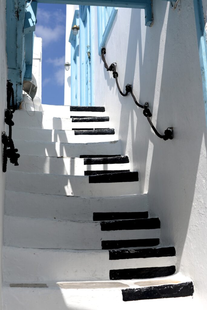 ミコノス島の白い壁を階段