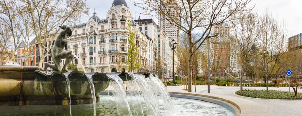 View of the Fountain of the Birth of Water on the Square of Spain in Madrid. 素