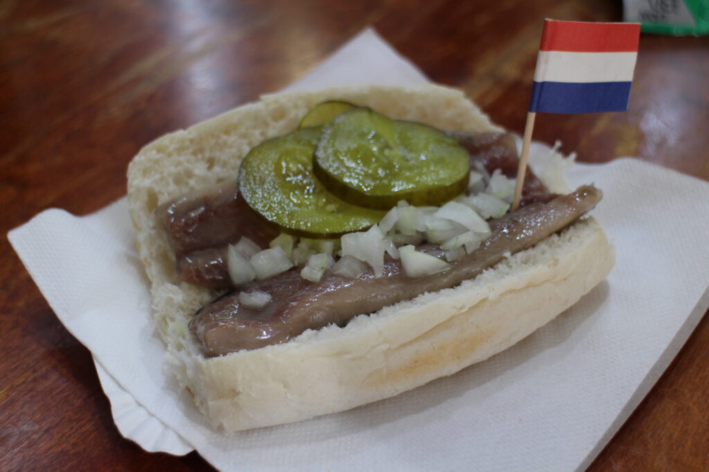 オランダのB級グルメ、ハーリングサンドイッチ