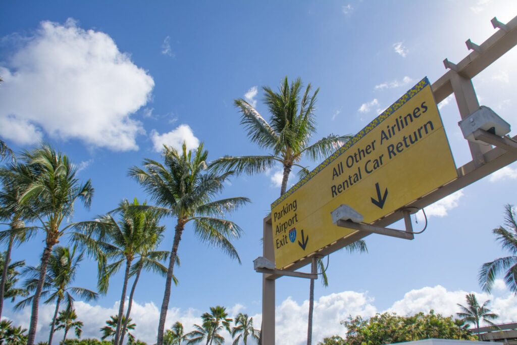 ハワイのホノルル空港道路標識とヤシの木