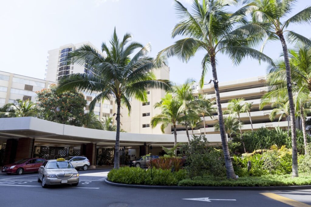 ハワイのホテルから出発するタクシー