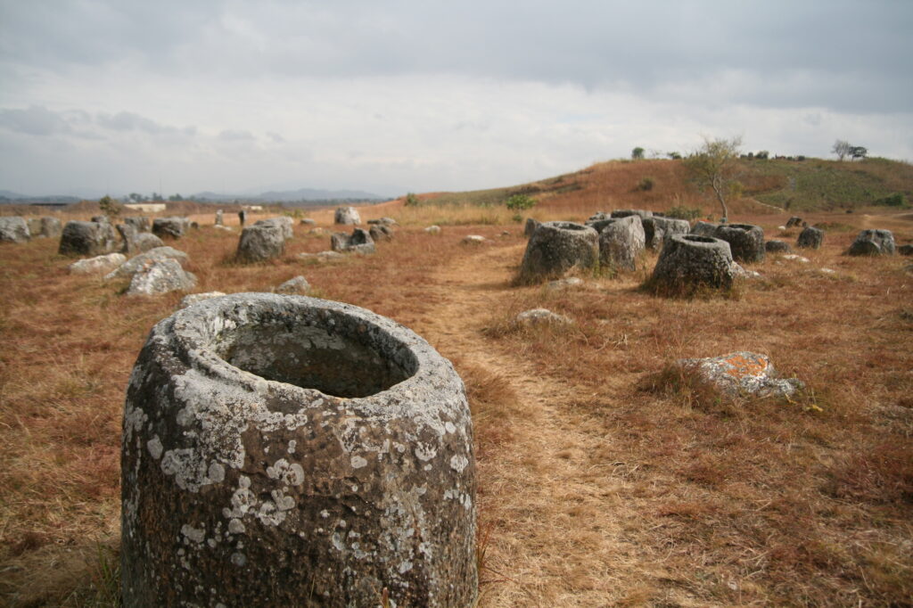 ジャール平原の巨大石壺遺跡群