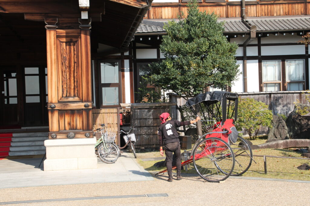 奈良ホテルと人力車 