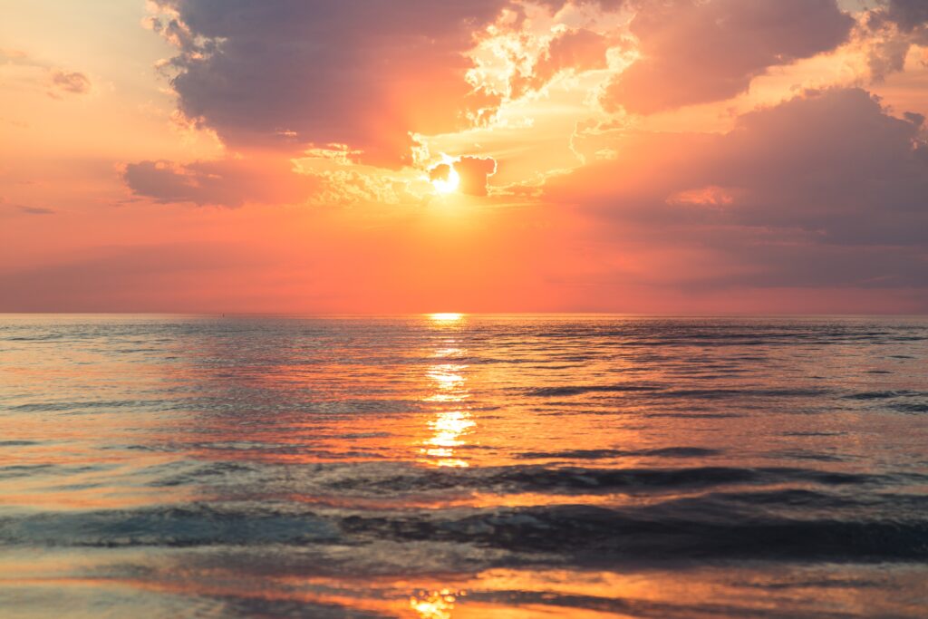 海面に沈む美しい夕日