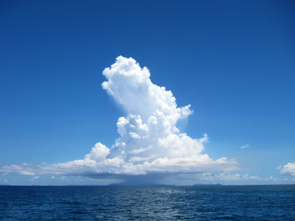 沖縄の入道雲と海